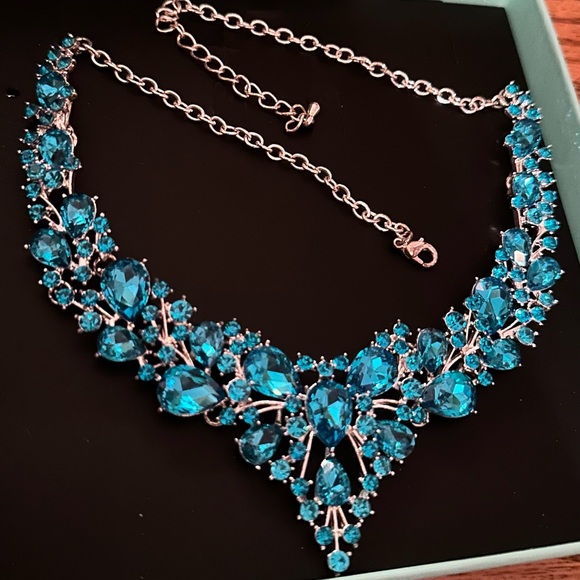 Elegant Blue Teal Crystal Necklace and Dangling Earring Set costume jewelry - Picture 5 of 7